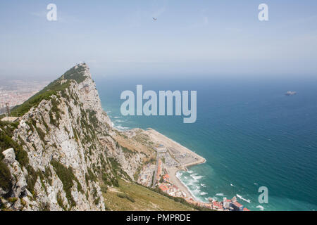 Mit Blick auf den Felsen von Gibraltar und die Insel von Gibraltar aus der Sicht, eine beliebte Touristenattraktion Stockfoto