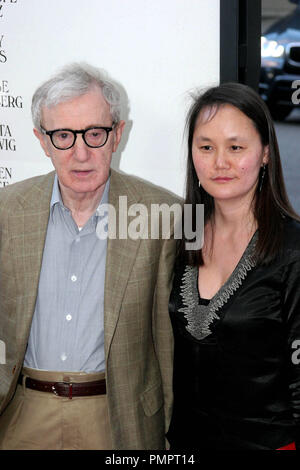 Woody Allen und Soon-Yi Previn an der Los Angeles Film Festival nordamerikanischen Premiere von Sony Pictures Classics" nach Rom mit Liebe." Ankunft am Regal Cinemas L.A. statt Live Stadion 14 in Los Angeles, CA, 14. Juni 2012. Foto: Richard Chavez/PictureLux Stockfoto