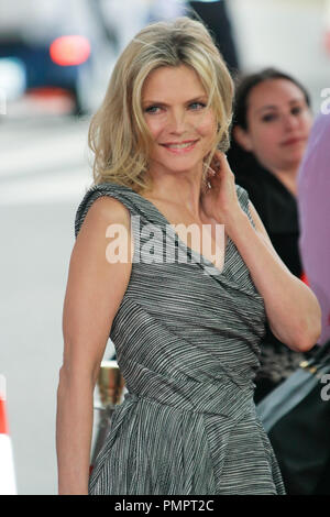 Michelle Pfeiffer an der Los Angeles Film Festival Weltpremiere von Menschen Traumarbeit Bilder'' wie uns". Ankunft am Regal Cinema L.A. statt Live Stadion 14 in Los Angeles, CA, 15. Juni 2012. Foto von Joe Martinez/PictureLux Stockfoto