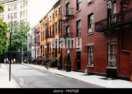 New York City, USA - 22. Juni 2018: Schöne Aussicht von historischen Häusern entlang Gay Street in Greenwich Village