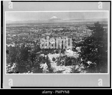 Aus der Vogelperspektive Portland, Oregon, mit Mt. St. Helens im Hintergrund Stockfoto