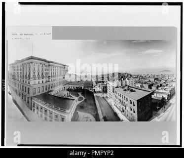 Bird's Eye View in San Francisco, Kalifornien, einen Blick auf die Powell Street mit dem Fairmont Hotel auf der linken Seite und die Alcatraz Insel in der Ferne) - R.J. Wasser & Co. Stockfoto