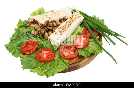 Fleisch mit Gemüse verpackt Brot Kuchen, Tortilla oder flache Pfannkuchen von maismehl oder Mehl Stockfoto