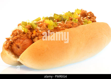 Lecker Hotdog mit souce und Gemüse isoliert auf weißem Stockfoto