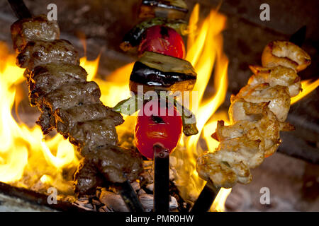 Fleisch und Gemüse vom Grill auf Feuer Stockfoto