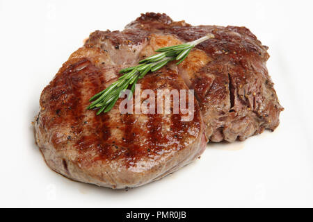 Gegrilltes Steak mit Rosmarin isoliert auf weißem Stockfoto