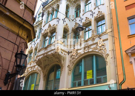 Riga Architektur, Blick auf einem reich verzierten Erker und Balkon auf einem Art Nouveau Gebäude in der Altstadt von Riga, Lettland. Stockfoto