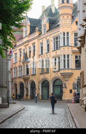 Riga Straße Centrs, Blick entlang einer malerischen Straße in der zentralen (Centrs) Gegend von Riga zeigt ein typisches buntes Jugendstilgebäude, Lettland. Stockfoto