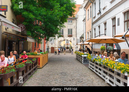 Schwedisches Tor von Riga, Blick entlang der malerischen Aldaru Iela Straße in der Altstadt von Riga auf das schwedische Tor aus dem 17. Jahrhundert, das in die mittelalterliche Stadtmauer, Lettland, eingebaut wurde. Stockfoto