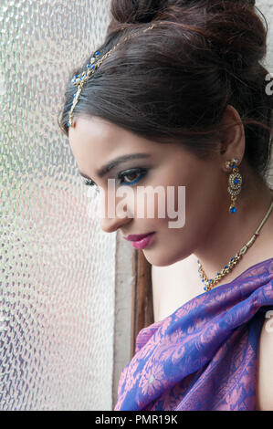 Schöne indische Frau am Fenster Stockfoto