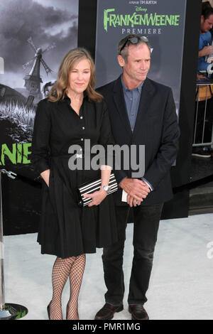 Catherine O'Hara und Gast im Los Angeles Premiere von Disney's "Frankenweenie". Ankunft am El Capitan Theatre in Hollywood, CA, 24. September 2012 statt. Foto von: Carrie Chavez/PictureLux Stockfoto