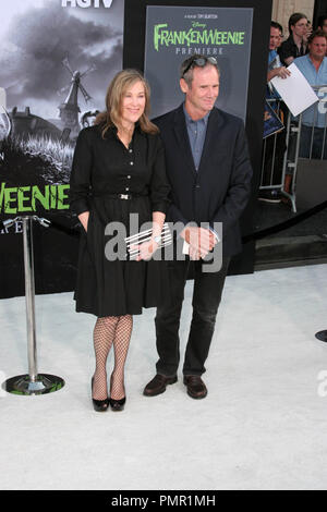 Catherine O'Hara und Gast im Los Angeles Premiere von Disney's "Frankenweenie". Ankunft am El Capitan Theatre in Hollywood, CA, 24. September 2012 statt. Foto von: Carrie Chavez/PictureLux Stockfoto