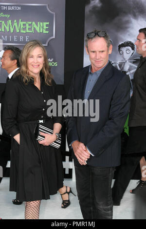 Catherine O'Hara und Gast im Los Angeles Premiere von Disney's "Frankenweenie". Ankunft am El Capitan Theatre in Hollywood, CA, 24. September 2012 statt. Foto von: Carrie Chavez/PictureLux Stockfoto