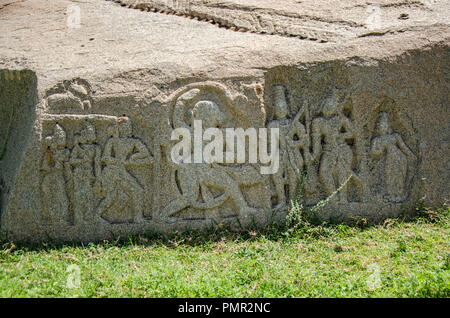 Kunstvolle Schnitzereien der hinduistischen Götter und Göttinnen auf einem Granit Stein auf Hemakuta Hill, Hampi, Karnataka, Indien Stockfoto