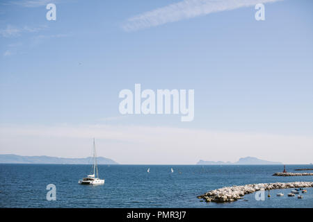 Ein Katamaran aus dem Hafen auf ruhigen, blauen Meer an einem Sommertag im Mittelmeer Stockfoto