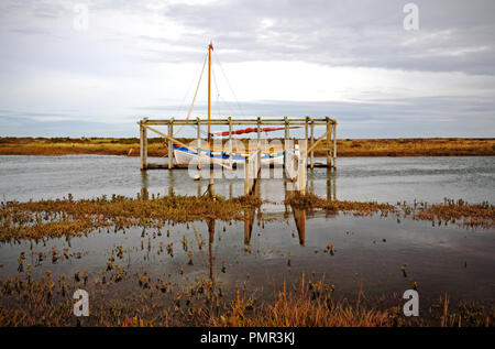 Zugriff auf Gehweg und Inszenierung, die für die Aufbringung Boote mit angelegten Yacht im Morston Creek bei Flut an Morston, Norfolk, England, Vereinigtes Königreich, Europa. Stockfoto