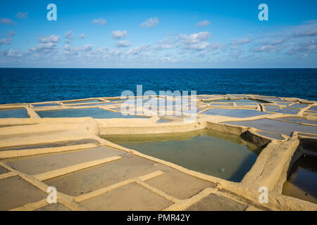 Salz Verdunstungsteichen auf der Insel Gozo, Malta Stockfoto