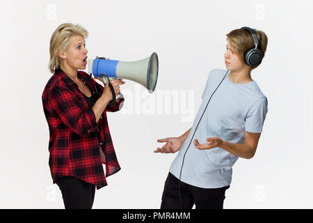 Generationskonflikt. Männliche Teenager sprechen nicht nach einem Argument Stockfoto