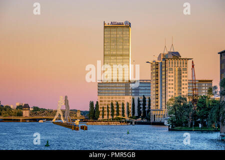 Spree, Bürogebäude, Aliianz Tower, Treptowers, Monecule Mann, Berlin, Deutschland Stockfoto