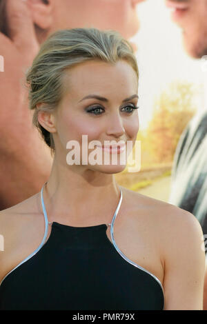 Taylor Schilling bei der Weltpremiere von Warner Bros. Picturess" "der Glückliche". Ankünfte am Grauman's Chinese Theater in Hollywood, CA, 16. April 2012 statt. Foto von Joe Martinez/PictureLux Stockfoto