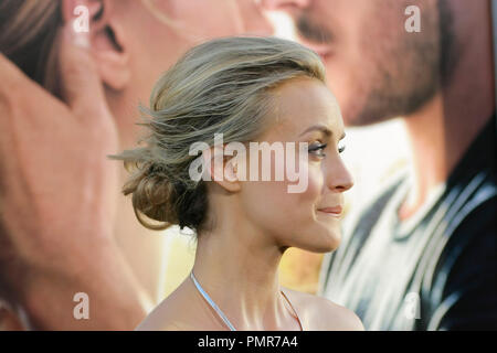 Taylor Schilling bei der Weltpremiere von Warner Bros. Picturess" "der Glückliche". Ankünfte am Grauman's Chinese Theater in Hollywood, CA, 16. April 2012 statt. Foto von Joe Martinez/PictureLux Stockfoto