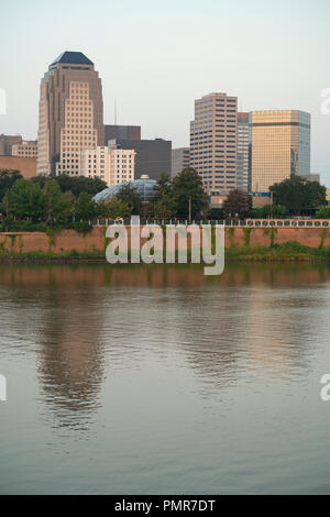 Der rote Fluss schlängelt sich durch die unter Brücken und von der Waterfront in Shreveport Louisiana Stockfoto