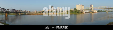 Der rote Fluss schlängelt sich durch die unter Brücken und von der Waterfront in Shreveport Louisiana Stockfoto