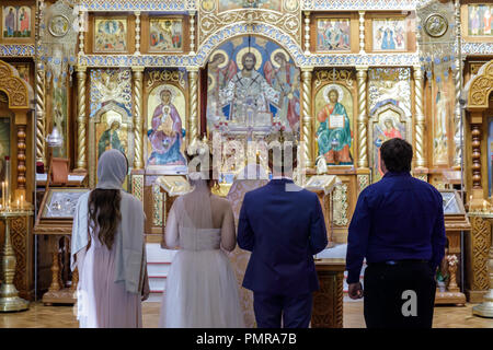 Traditionelle russische Hochzeit in der Orthodoxen Kirche. Stockfoto