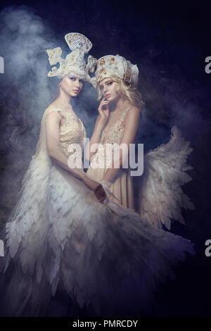 Engel Nymphe fairy Kunst Bilder von Frauen. Mädchen mit Angel Wings, Schönheit Modelle auf einem dunklen Hintergrund posiert. Märchen magic Magical Girl in wunderschönen Stockfoto
