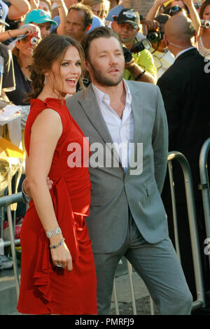 Joel Edgerton und Jennifer Garner bei der Weltpremiere von Disney's "Das seltsame Leben des Timotheus Grün'. Ankünfte am El Capitan Theatre in Hollywood, CA, 6. August 2012 statt. Foto von Joe Martinez/PictureLux Stockfoto