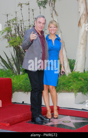 Neil Diamond mit seiner dritten Frau Katie McNeil im Hollywood Handelskammer Zeremonie ihn mit einem Stern auf dem Hollywood Walk of Fame zu Ehren in Hollywood, CA, August 10, 2012. Foto von Joe Martinez/PictureLux Stockfoto