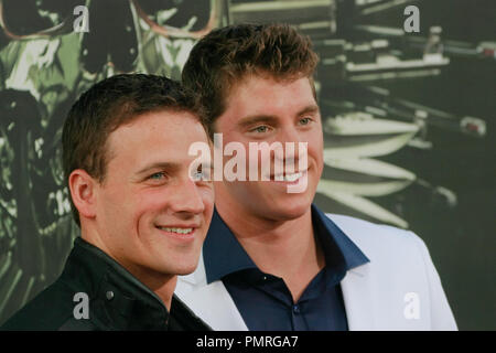 Olympians Ryan Lochte und Conor Dwyer bei der Premiere von Lionsgate Films'' der Verschleißteile 2'. Ankünfte am Grauman's Chinese Theater in Hollywood, CA, 15. August 2012 statt. Foto von Joe Martinez/PictureLux Stockfoto