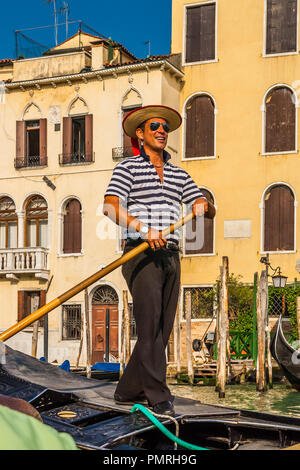 Gondoliere auf dem Canal Grande, Venedig, Italien. Stockfoto