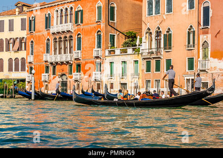 Touristen in Gondeln auf dem Canal Grande, Venedig, Italien. Stockfoto