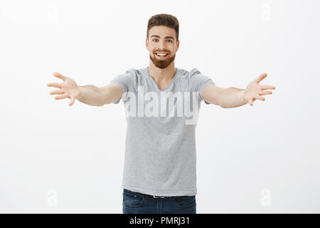 In meine Arme. Schön gesund und Pflege europäischen Freund mit Bart und Schnurrbart ziehen die Hände in Richtung Kamera und lächelt freundlich in die Kamera umarmen oder kuscheln wollen einladende Freund Stockfoto