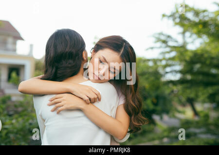 Portrait zwei Frauen. Traurig, unglücklich, junge Frau, die von ihrem Freund getröstet wird. Freundschaft Hilfe Support und schwierigen Zeiten Konzept. Menschliche Emotionen Gefühle Stockfoto