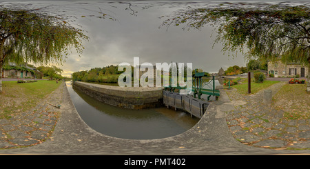 360 Grad Panorama Ansicht von Écluse, Canal de Nantes à Brest, Josselin, Morbihan, Frankreich 3682