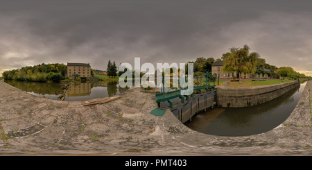 360 Grad Panorama Ansicht von Écluse, Canal de Nantes à Brest, Josselin, Morbihan, Frankreich 3694