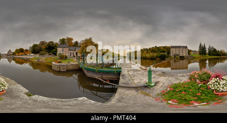 360 Grad Panorama Ansicht von Écluse, Canal de Nantes à Brest, Josselin, Morbihan, Frankreich 3706