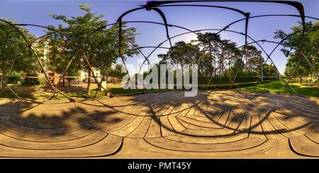 360 Grad Panorama Ansicht von Bear Island Dome, Richard Buckminster Fuller, Mac Lyon, Rhone Alpes Auvergne 6815