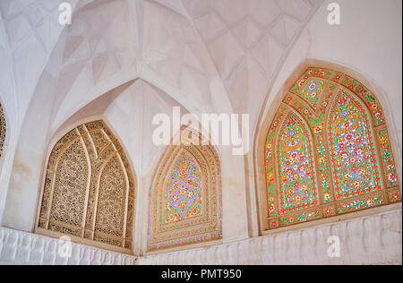 KASHAN, IRAN - Oktober 22, 2017: Die gewölbte Buntglasfenster mit feinen floralen Mustern im oberen Teil des zentralen Raum (shahneshin oder Panjdari) Stockfoto