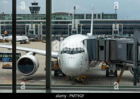 München, Deutschland - 30. August 2018: ein Lufthansa Airbus A350 an einem Finger an Klemme 2 des Franz Josef Strauß-Flughafen in München geparkt Stockfoto
