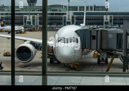 München, Deutschland - 30. August 2018: ein Lufthansa Airbus A350 an einem Finger an Klemme 2 des Franz Josef Strauß-Flughafen in München geparkt Stockfoto