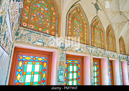 KASHAN, IRAN - Oktober 22, 2017: Das Meisterwerk mirrorwork und Glasfenster im Spiegelsaal der Abbasi Haus - historisches Herrenhaus, als Stockfoto