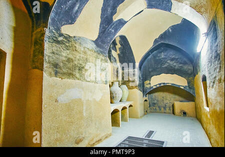 KASHAN, IRAN - Oktober 22, 2017: Das bescheidene Innere der Küche von Abbasi Haus mit Geschirrspüler Waschbecken, Backofen und alten Ton Schalen, am 22. Oktober in Stockfoto