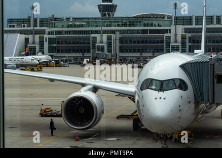 München, Deutschland - 30. August 2018: ein Lufthansa Airbus A350 an einem Finger an Klemme 2 des Franz Josef Strauß-Flughafen in München geparkt Stockfoto