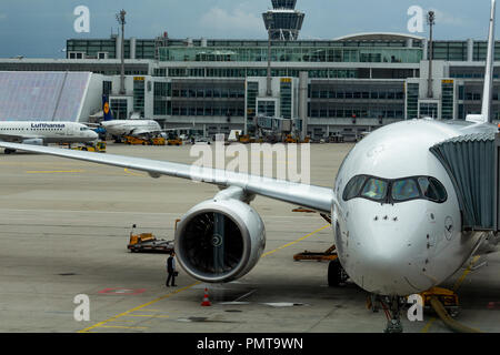 München, Deutschland - 30. August 2018: ein Lufthansa Airbus A350 an einem Finger an Klemme 2 des Franz Josef Strauß-Flughafen in München geparkt Stockfoto