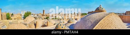 Panorama mit großen und kleinen Backstein Kuppeln auf dem Dach des Hamam - e Sultan Amir Ahmad, auch als Qasemi Badehaus, Altstadt von Kashan, Iran bekannt. Stockfoto