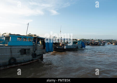 Voll Atmosphäre in der Cai Rang Floating Market, Gruppe Menschen mit Tätigkeit auf Bauernmarkt von Mekong Delta River Stockfoto