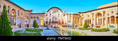 KASHAN, IRAN - Oktober 22, 2017: Tabatabaei historische Haus ist der traditionellen persischen Herrenhaus mit Brunnen im Innenhof, Ziergarten und Reich Stockfoto